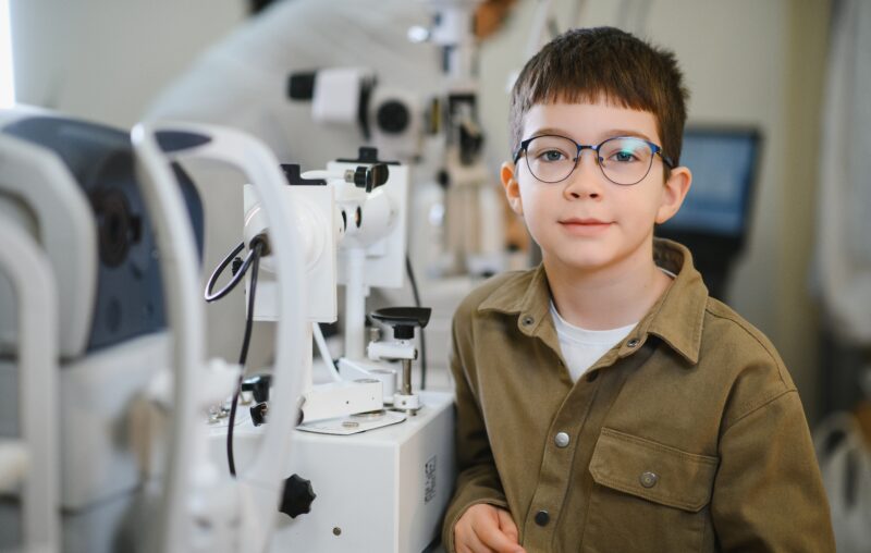 ophtalmologue enfant pour un controle de la vue en cabinet